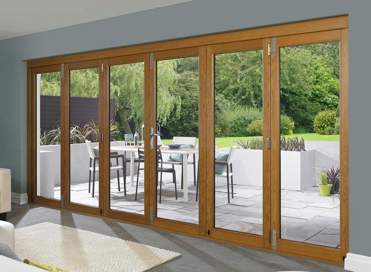 Uși de sticlă pliabile blocate cu rame din lemn usi-de-sticla-pliabile-terasa-din-lemn-inchise-cateva-aripi-vedere-interioara-living-patio