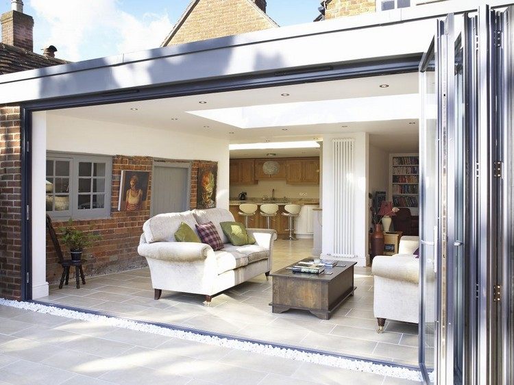 Separați camera de zi de terasă cu uși pliabile din sticlă usi-de-sticla-pliabile-terasa-pliante-faianta-deschizatoare-living-deschis