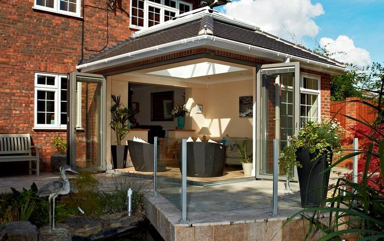 Grădină de iarnă deschisă cu uși pliabile din sticlă care se deschid spre exterior usi pliante din sticla-gradina de iarna-fatada din clincher-lumina soarelui-jardiniera-gradina