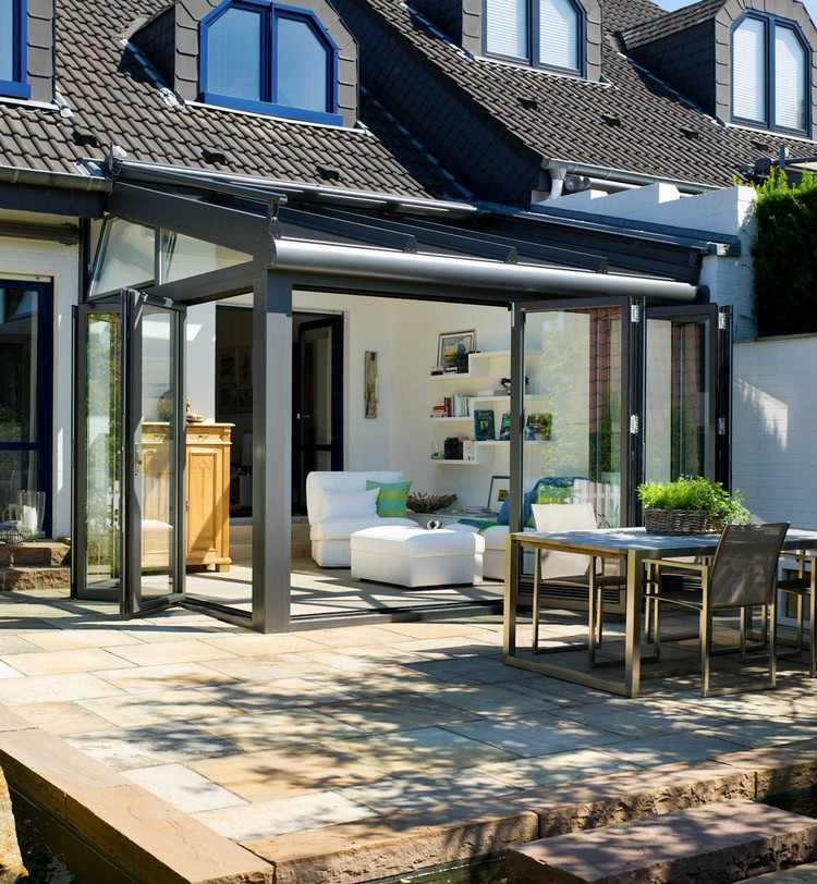 Uși pliante cu rame din aluminiu pentru grădina de iarnă Uși pliante de sticlă-grădină de iarnă-casă-extensie-living-mobilier-alb-gresie terasă-piatră naturală