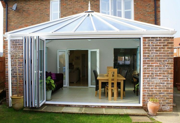 Conservator cu uși pliante din sticlă împinse împreună usi pliante din sticla-gradina de iarna-rame din aluminiu-ferestre-casa-clincher fatada-zona de luat masa