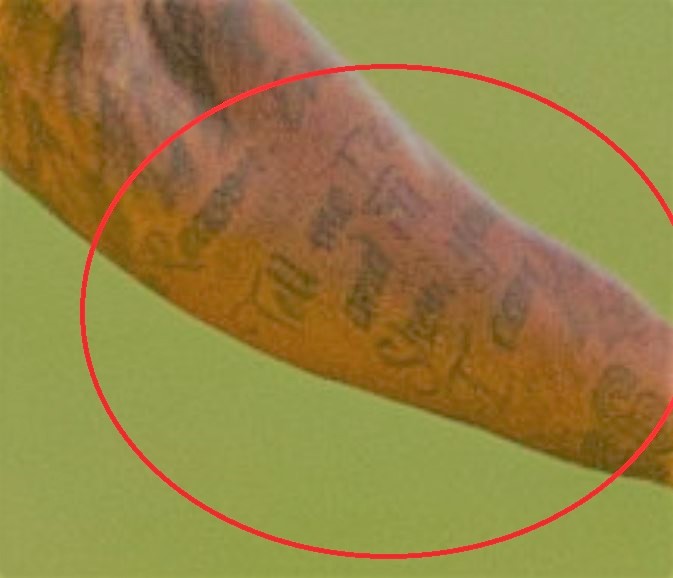 Glen scritta sul tatuaggio del braccio sinistro