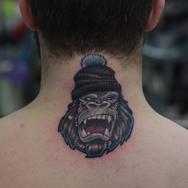 Tatuagem de macaco no pescoço para homens