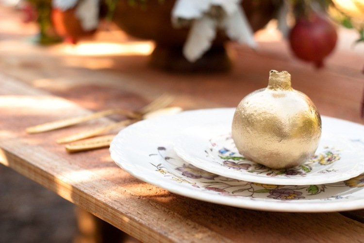 rodie lăcuită de aur ca cadou pentru oaspeți