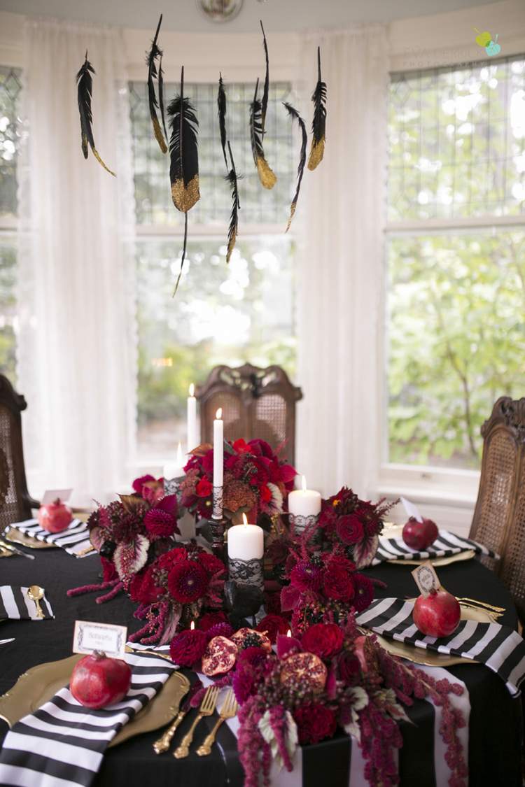 Petrecere de Halloween feluri de aur și tacâmuri flori roșii rodii