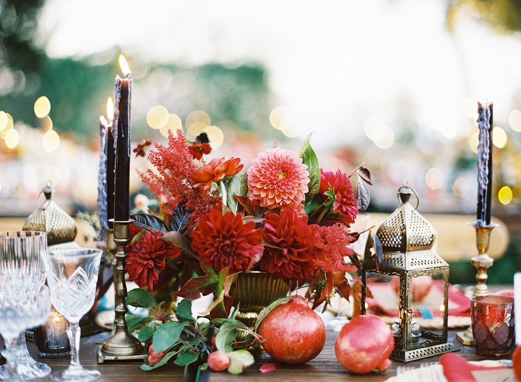 Decorarea mesei Rodii marocane lumânări felinare dalii roșii