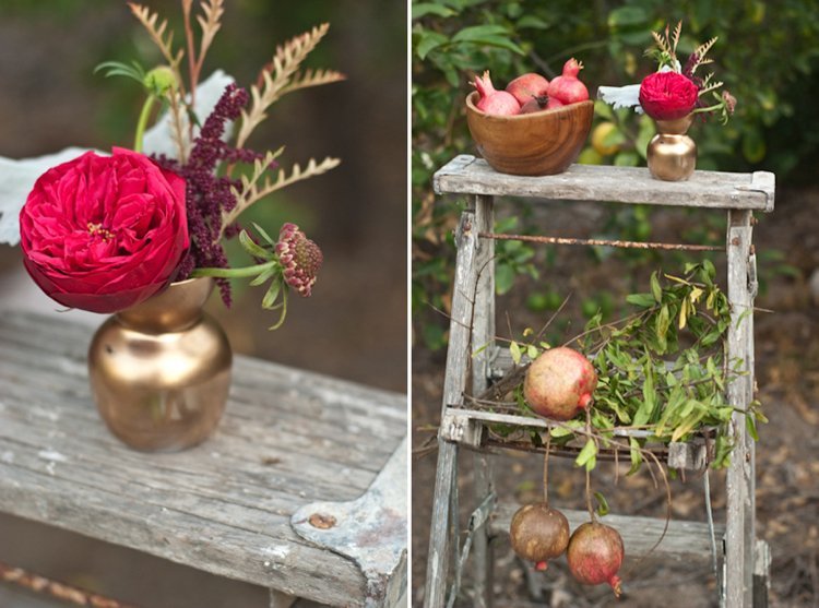 Rodii într-un castron de lemn bujor roșu într-o scară de lemn cu vază aurie