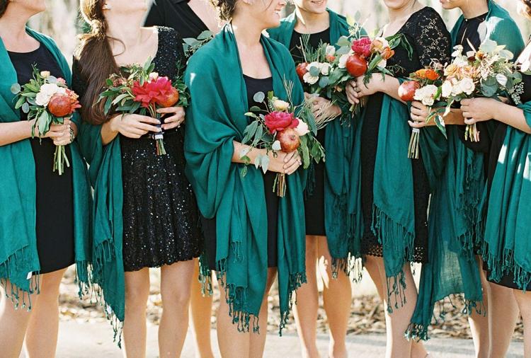 Nunta de iarnă buchete albastre și negre de rodie