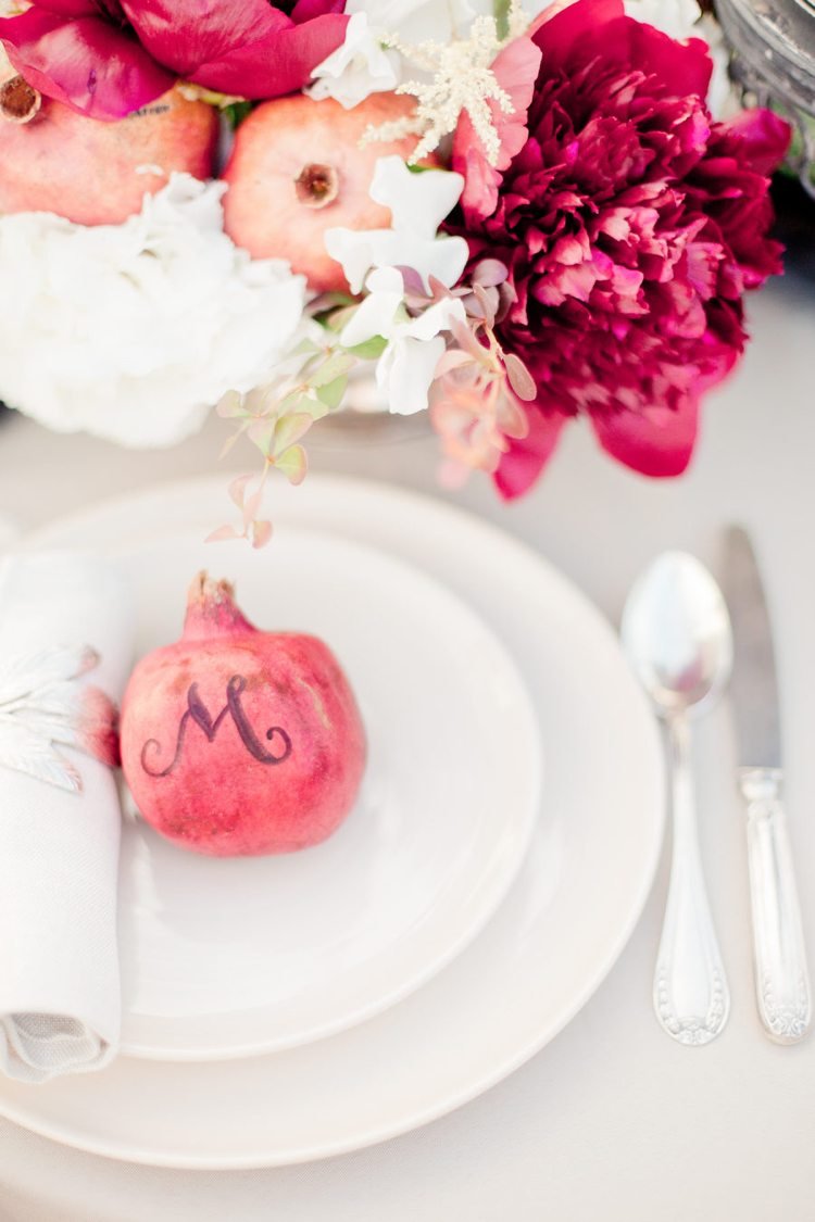 Rodie ca o carte de loc cu monograma oaspetelui