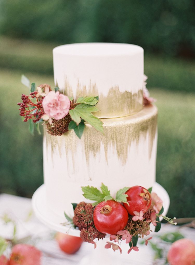 Nunta de toamnă, pe două niveluri, tort alb, fondant, acoperire cu pensule aurii rodii