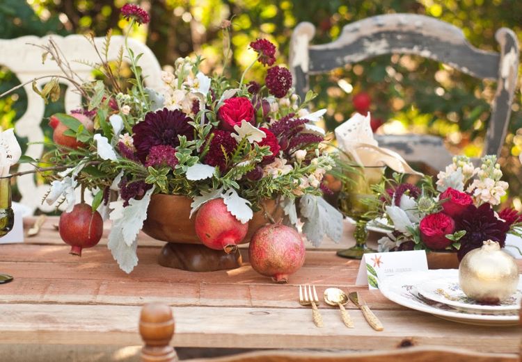 Aranjament floral flori de toamnă roșu închis dalii rodii trandafiri
