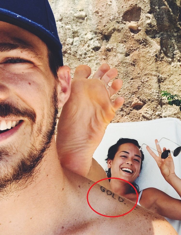 Grant Gustin kairiojo pečių ašmenų tatuiruotė.jpg