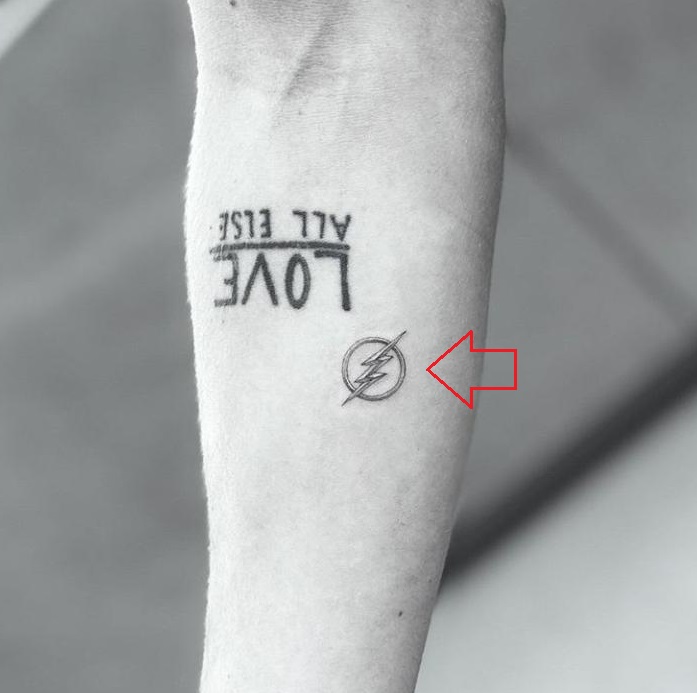 Grant Gustin dešinės rankos tatuiruotė