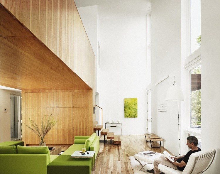 Zona de zi verde ca accent în camera de zi minimalistă Canapea living verde idei de acoperire a peretilor din lemn