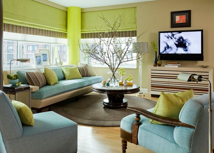 Jaluzelele verzi ca accent în sufragerie Verde în sufragerie jaluzele canapea perne decorative covor rotund