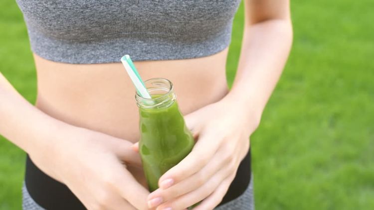 smoothie-uri-verzi-slăbesc-dieta-cu-calorii-scăzute-rămâne-în formă