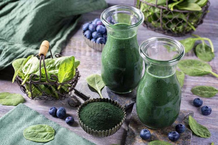 smoothie-uri-verzi-slăbire-dietă-cu-puține-calorii-spirulină