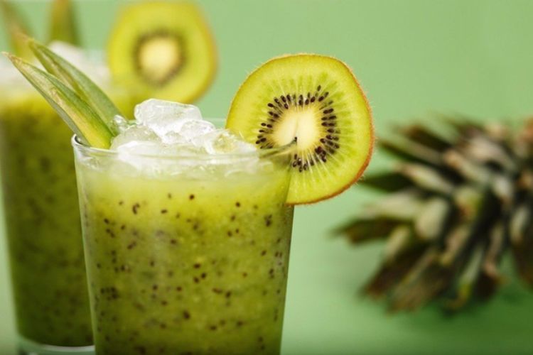 green-smoothies-slimming-low-calories-diet-chia-seeds-kiwi