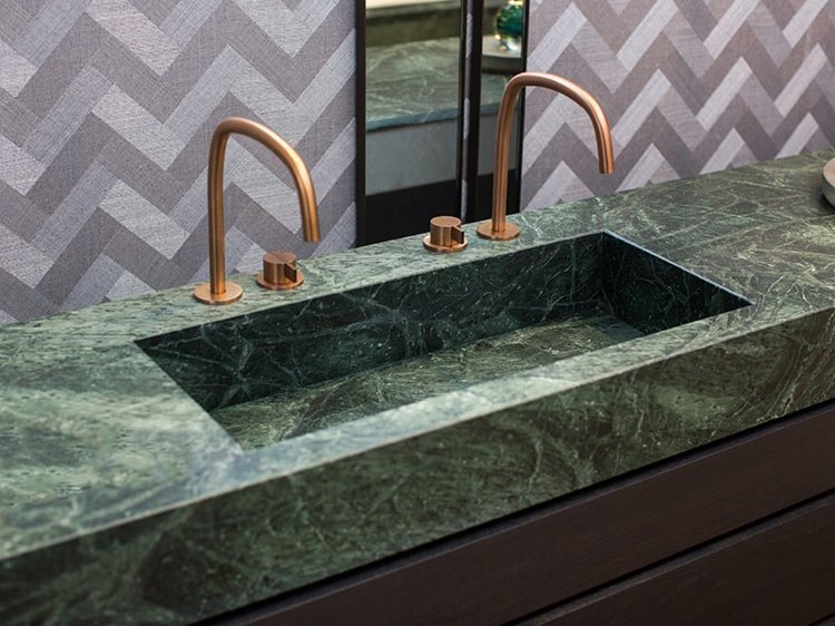 Mobilier cu chiuvetă încorporată din armături de cupru din marmură verde
