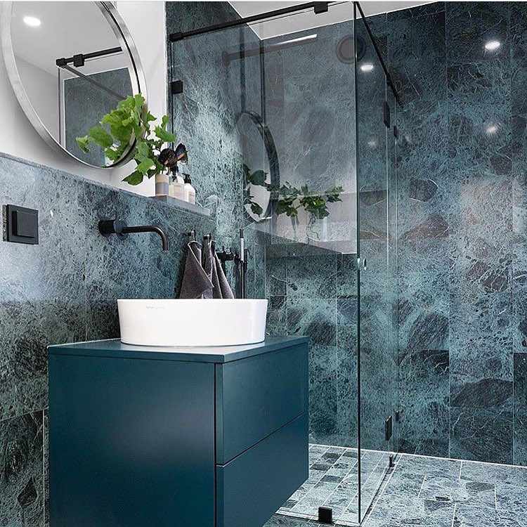 Gresie pentru baie în aspect de marmură, verde albastru petrol, cabină de duș din sticlă, chiuvetă, fitinguri negre
