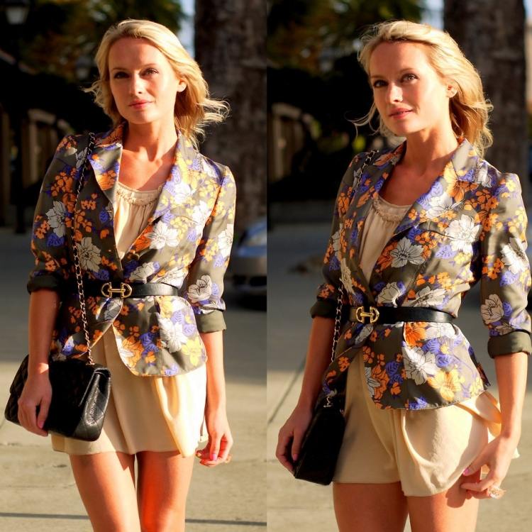 Curea de la Gucci în combinație cu un blazer și rochie de vară Curea Gucci pentru femei - cu cataramă aurie