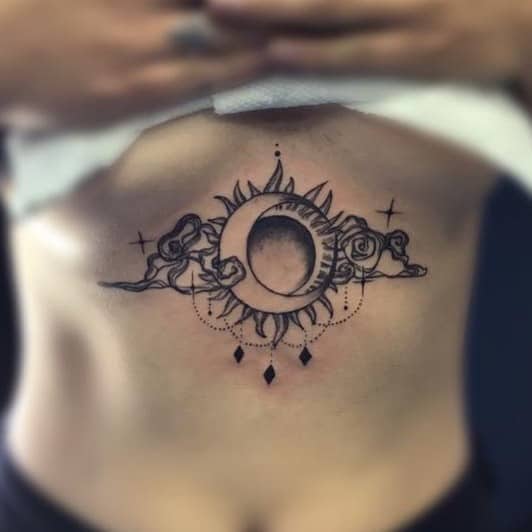 月の胸骨のタトゥー1