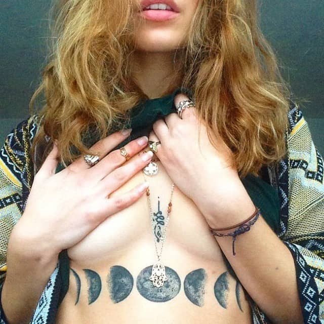 月の胸骨のタトゥー3