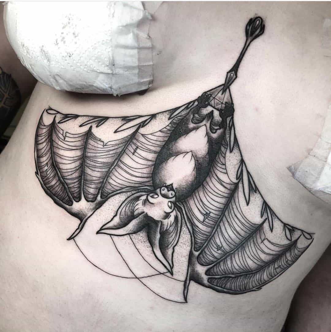 コウモリ胸骨タトゥー1