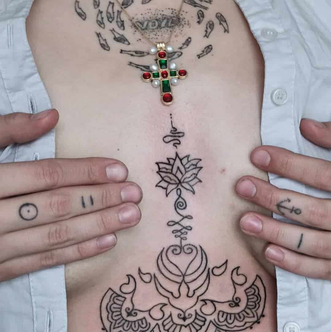 装飾用胸骨タトゥー1