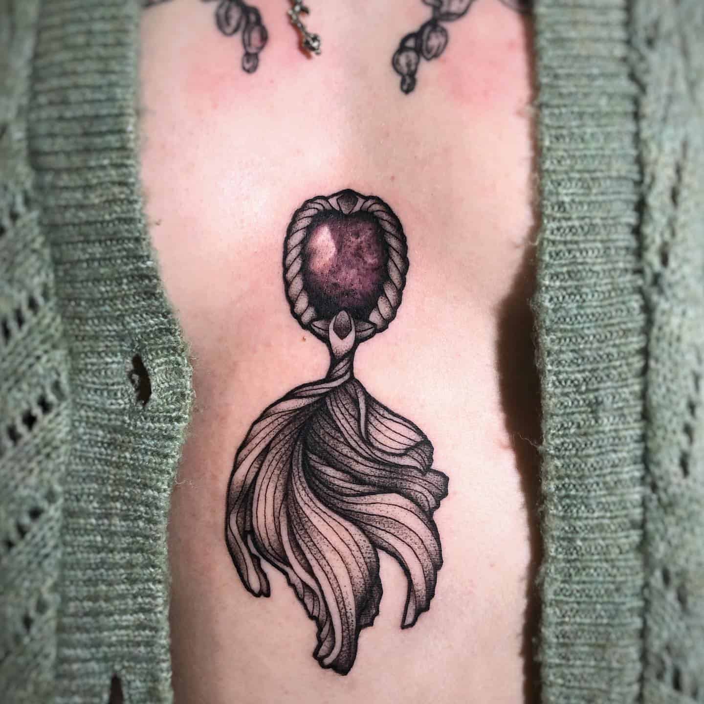 装飾用胸骨タトゥー2