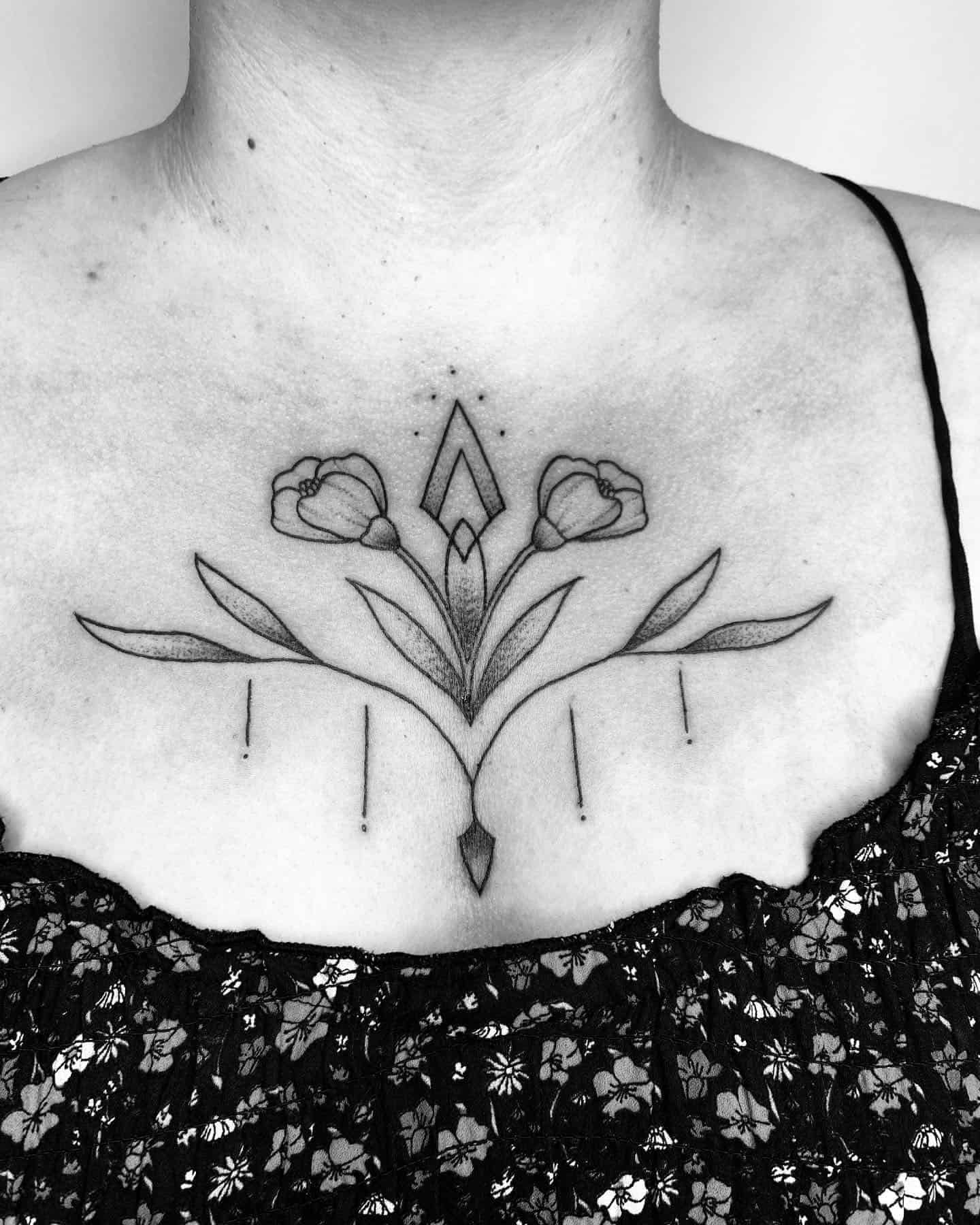 ファインライン胸骨タトゥー2