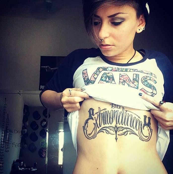 胸骨のタトゥーを書く1