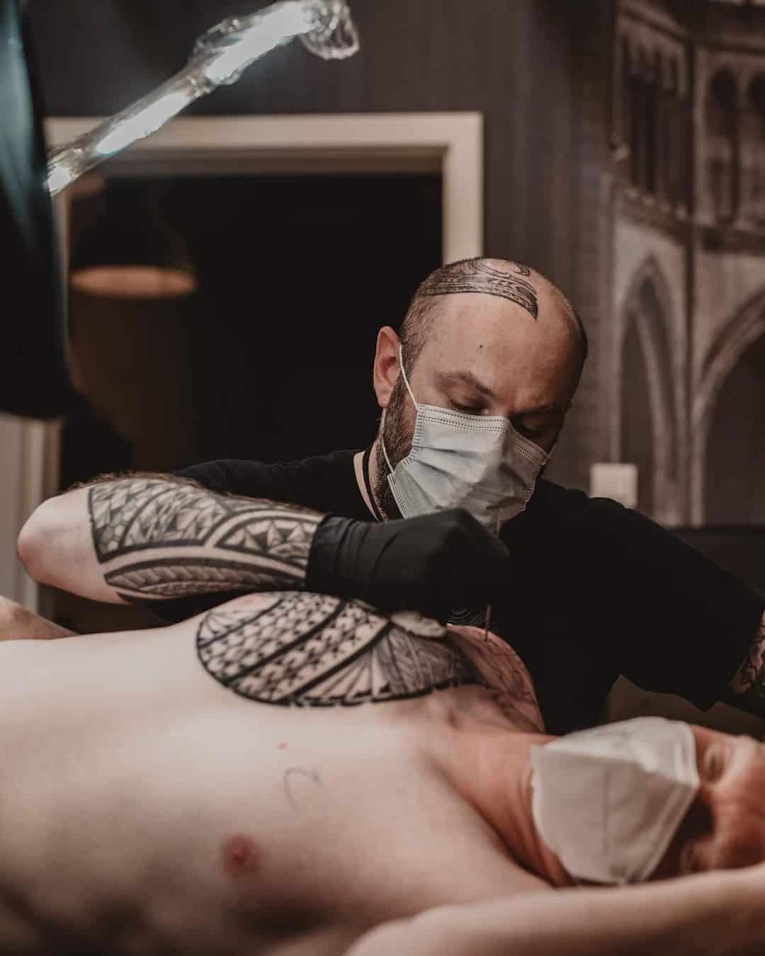 胸骨のタトゥーを入れるときは何を着ますか