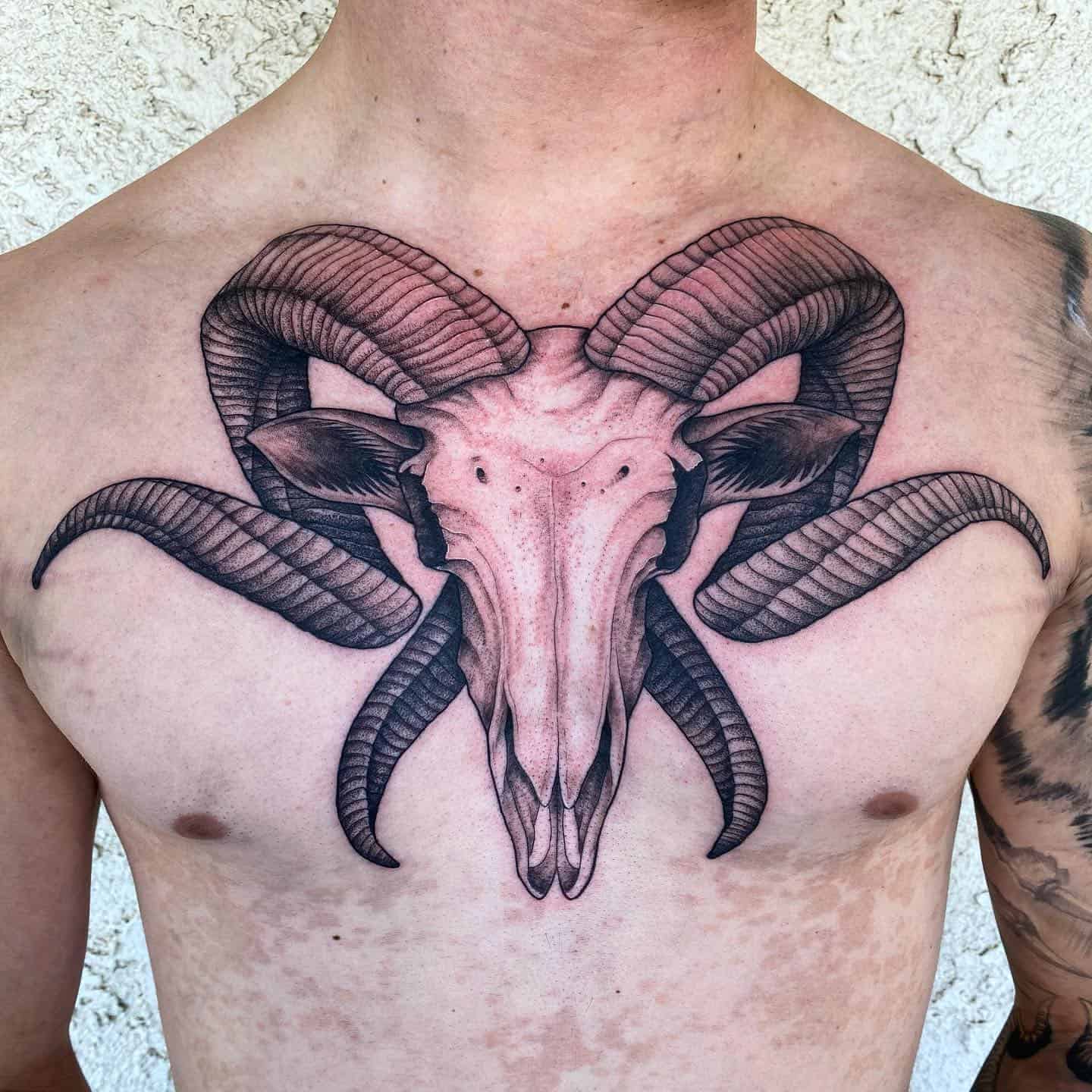 胸骨の入れ墨はどういう意味ですか