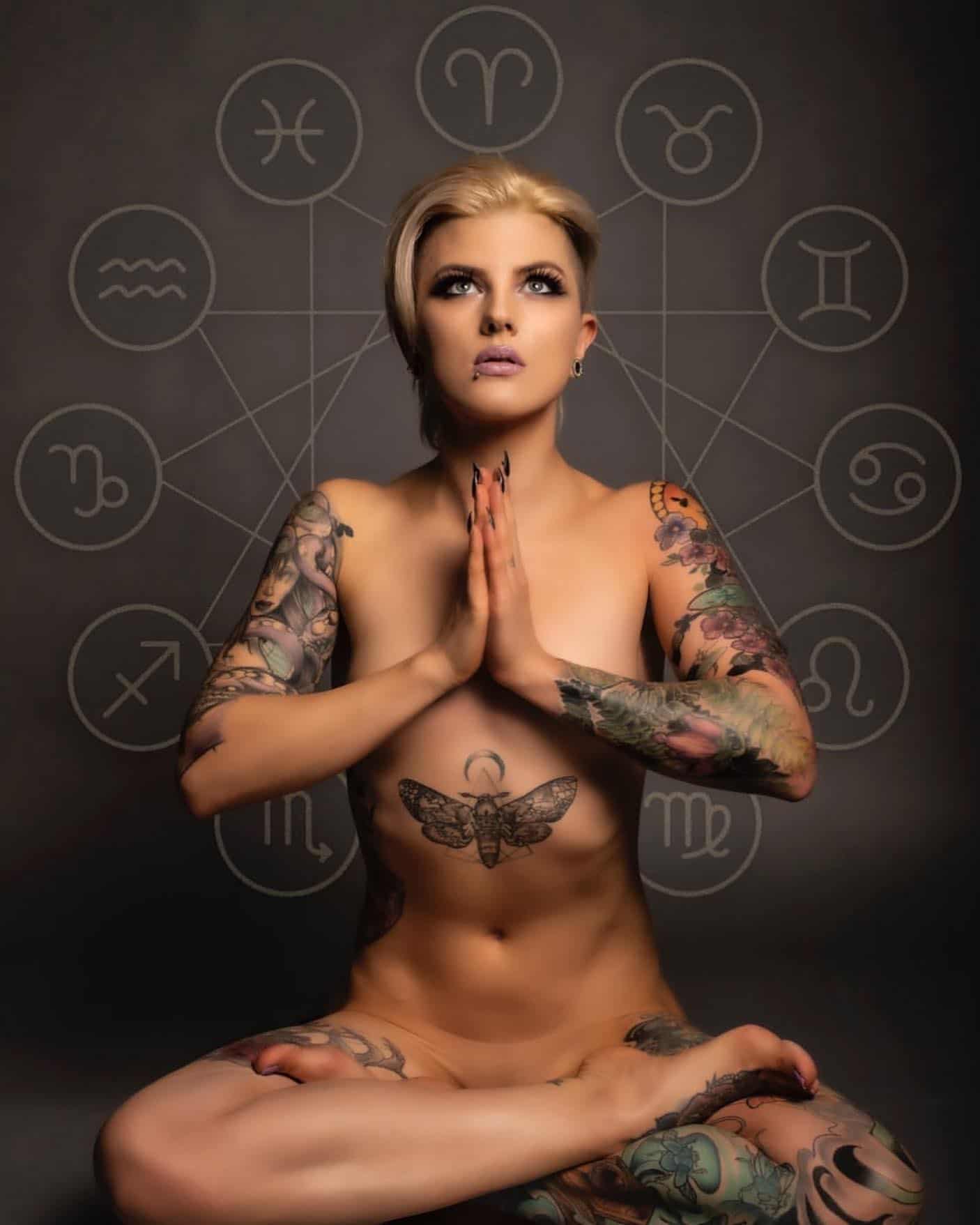 バタフライ胸骨タトゥー1