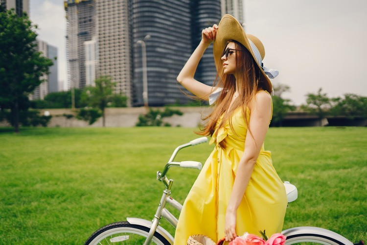 Îngrijirea părului vara purtând protecție solară pentru pălăria de păr