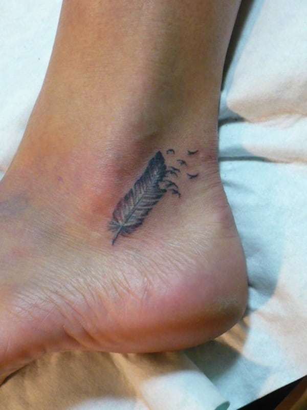 Majhna tetovaža perja za ženske peš
