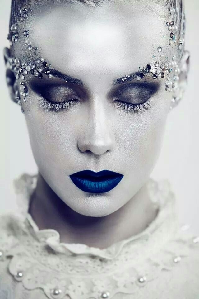 idei de Halloween-efect de piele de porțelan-buze albastru-cobalt-regină de gheață Halloween-make-up-ice-queen-pietre-decorative-metalice-iridescente-culori