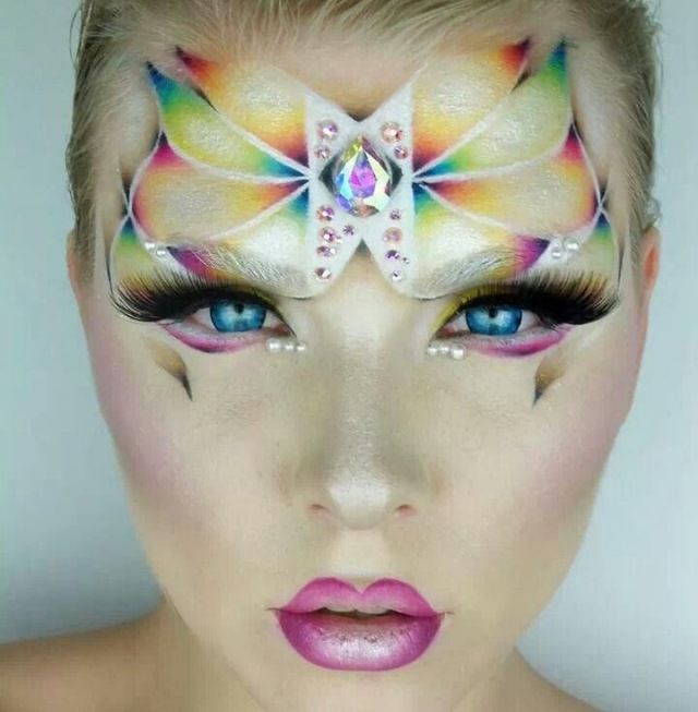 machiaj de Halloween genele delicate cu ochi albaștri imitând idei de lentile-de-machiaj-profesionale-de-zână-de-ochi-albastre