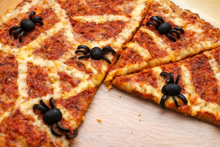 Pizza de Halloween cu pânză de păianjen din brânză și păianjeni din măsline
