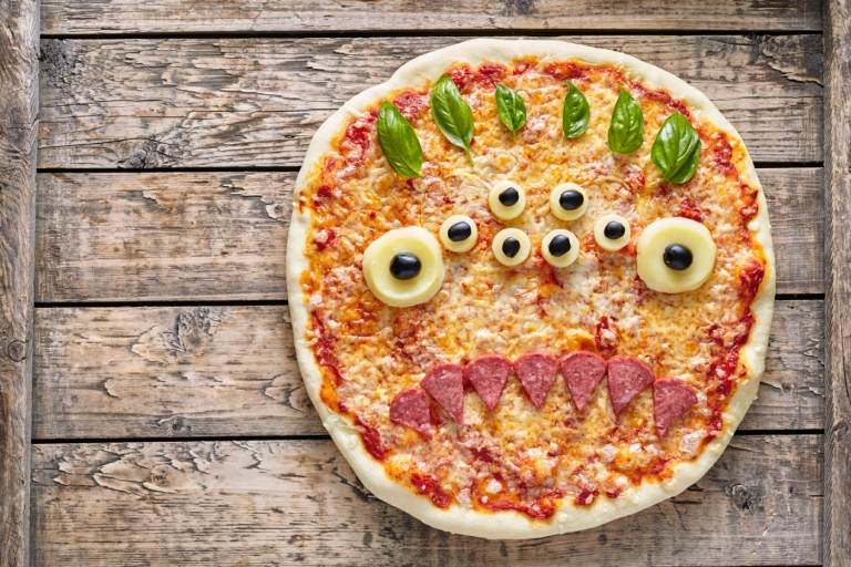 Faceți pizza de Halloween ca un monstru cu mulți ochi și dinți din salam