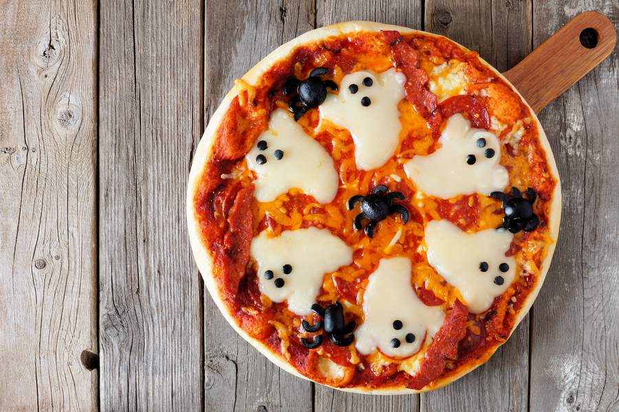 Pizza rotundă clasică cu fantome și păianjeni pentru petrecerea de Halloween