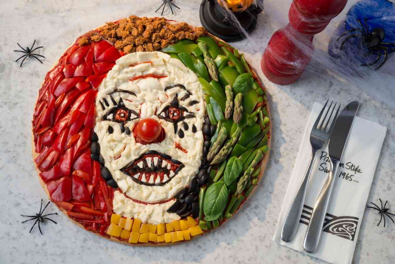 Pizza art cu Pennywise din filmul IT realizat din toppinguri de pizza