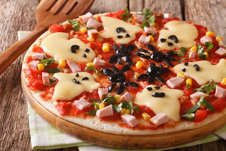 Asigurați-vă pizza de Halloween cu fantome din brânză ca topping