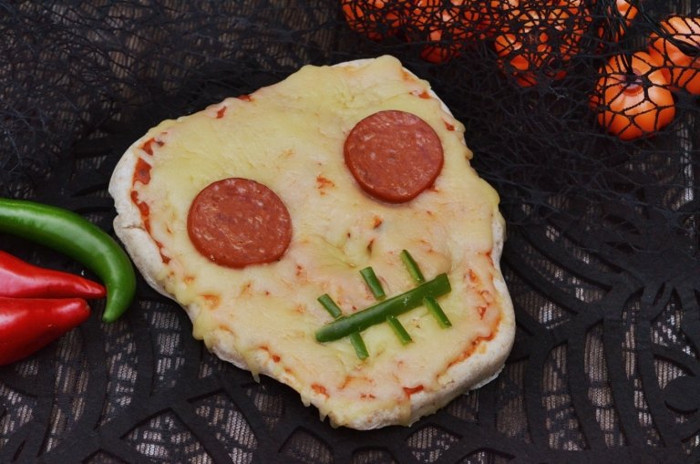 Pizza amuzanta de Halloween in forma de craniu cu salam, boia si branza