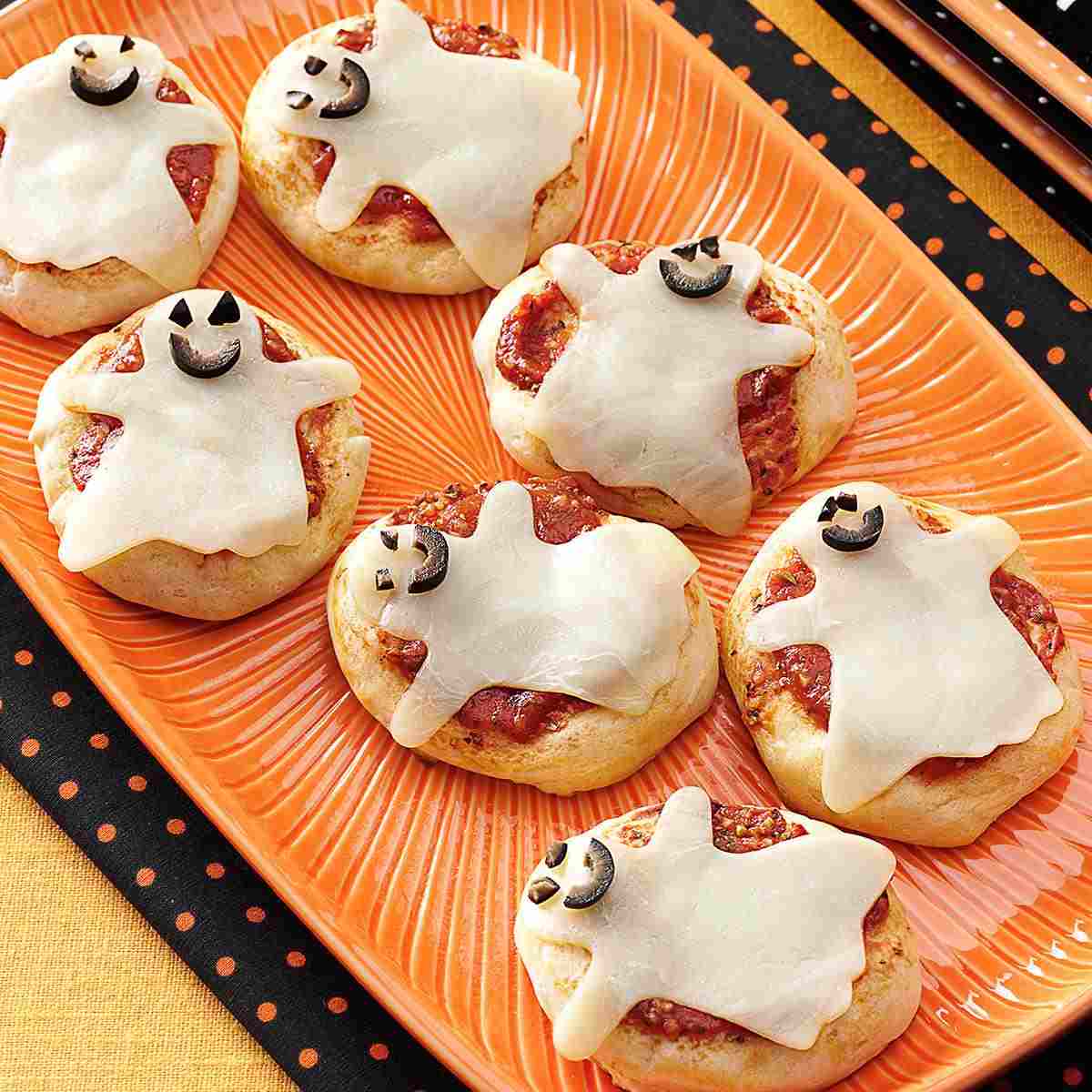 Mini pizza de Halloween cu fantome și sos de roșii ca mâncare degetului