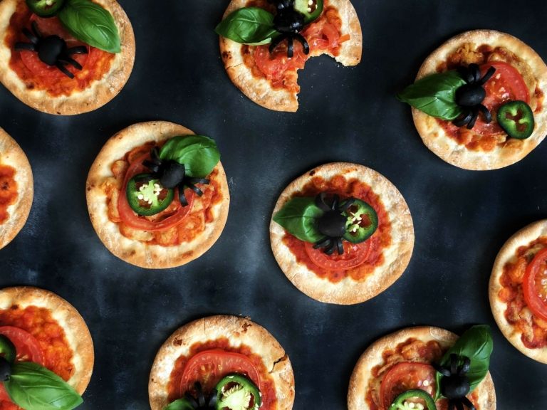 Mini pizza cu roșii, ardei iute și păianjeni din măsline sunt gustoase și decorative