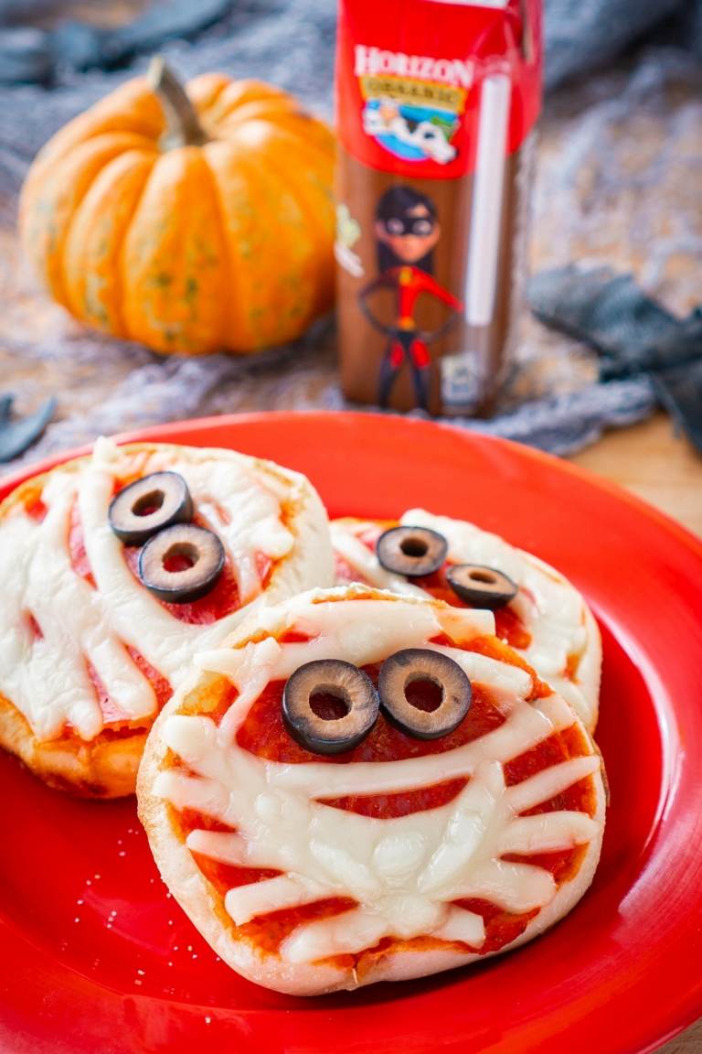 Pizza drăguță de mumie cu măsline și brânză