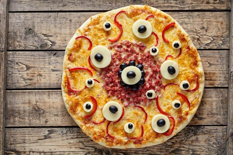 Pizza de Halloween înfricoșătoare coaptă cu ochii în afara alimentelor