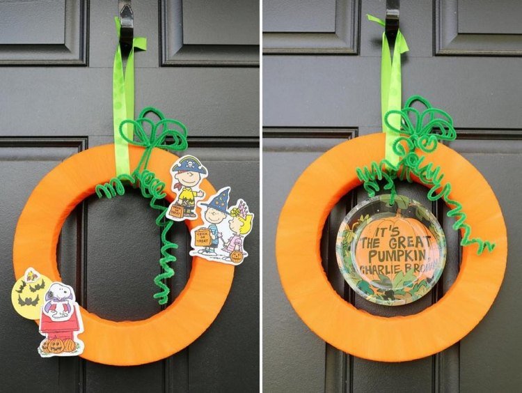 Ideea de decorare a ușilor de Halloween cu o coroană de ușă din panglică de stofă și hârtie